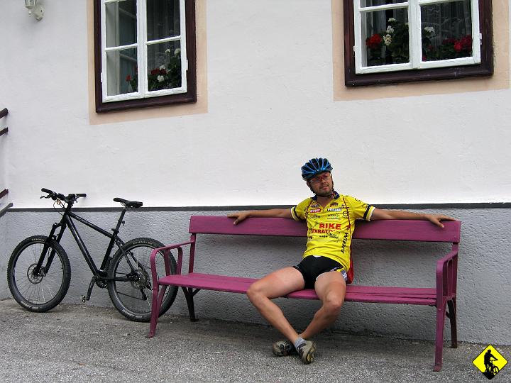 Karta1_ 229.jpg - Odszukując skrętu w teren dowiadujemy się, że to droga prywatna którą nie możemy pojechać :/ Nie wnikając w szczegóły coraz mniej podobała mi się austria, połowa dróg w górach to prywatne trakty i nie wiadomo kto może a kto nie i dlaczego nimi się przemieszczać.